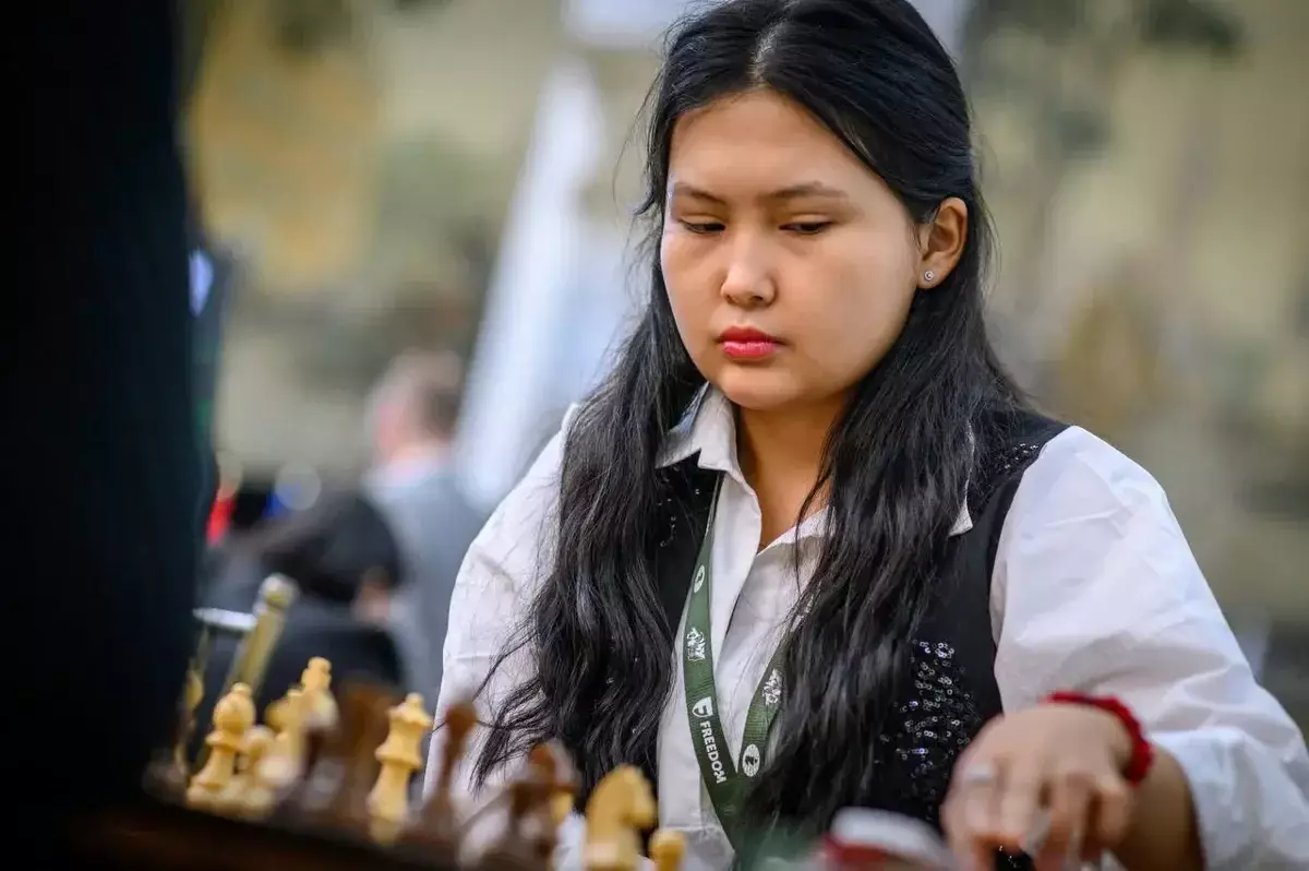 Бибісара Асаубаева ресейлік әлем чемпионын тізе бүктірді