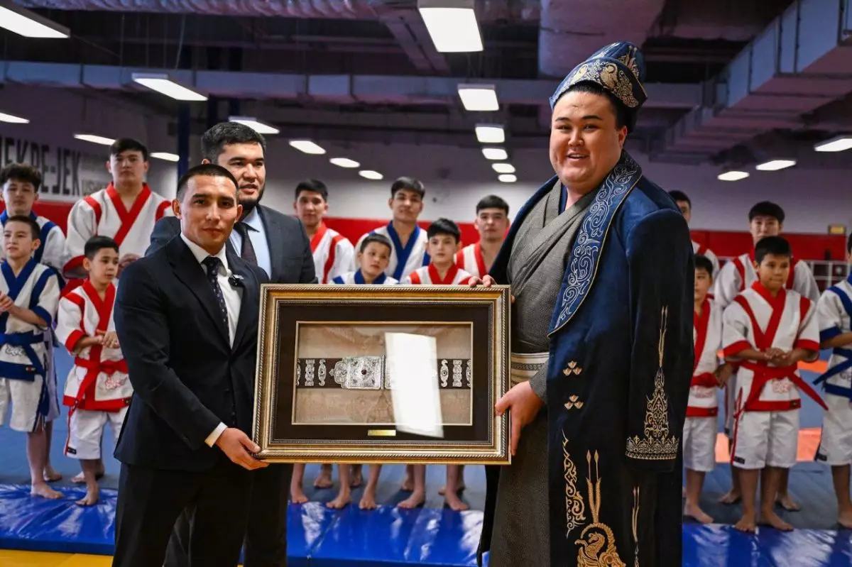 Белгілі сумошы Ерсін Балтағұлға қазақ балуандары құрмет көрсетті