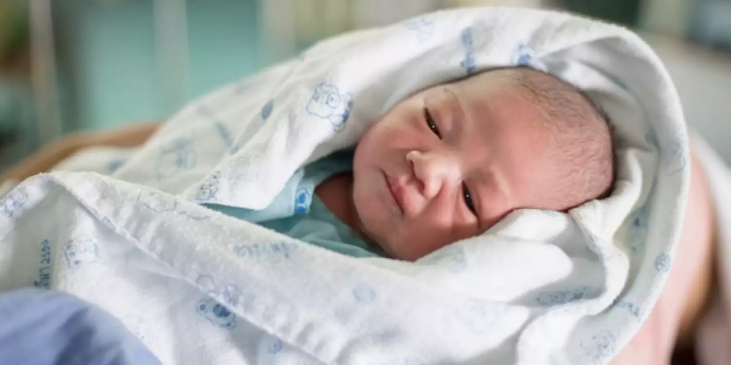 "Перзентханада сатып жіберген": ерлі-зайыпты 26 жыл бұрын дүниеге келген қызын іздейді