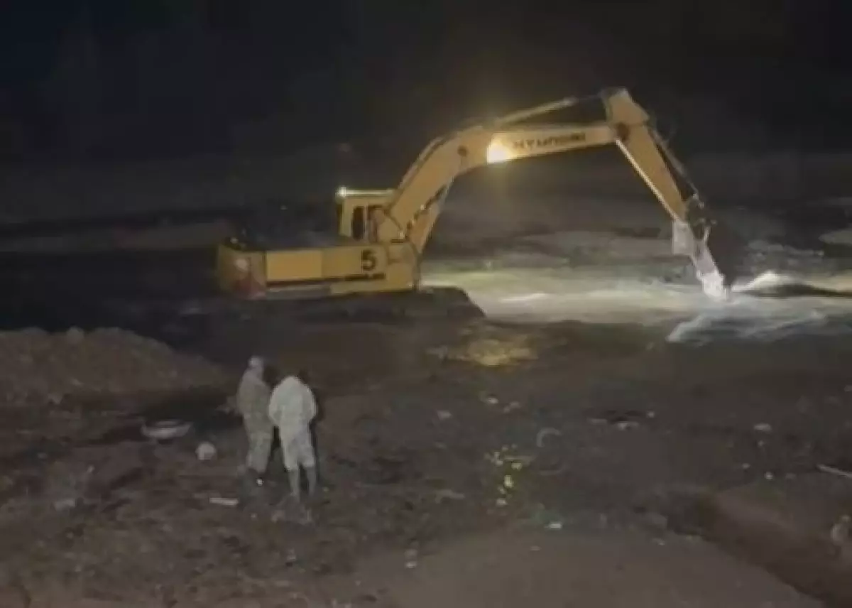 Неизвестные повредили бетонную дамбу на реке Бадам в Шымкенте