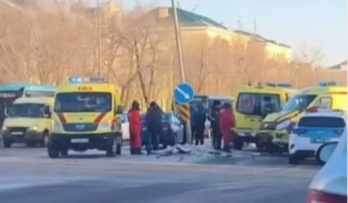 Два человека пострадали в ДТП с машиной скорой помощи в Караганде (ВИДЕО)