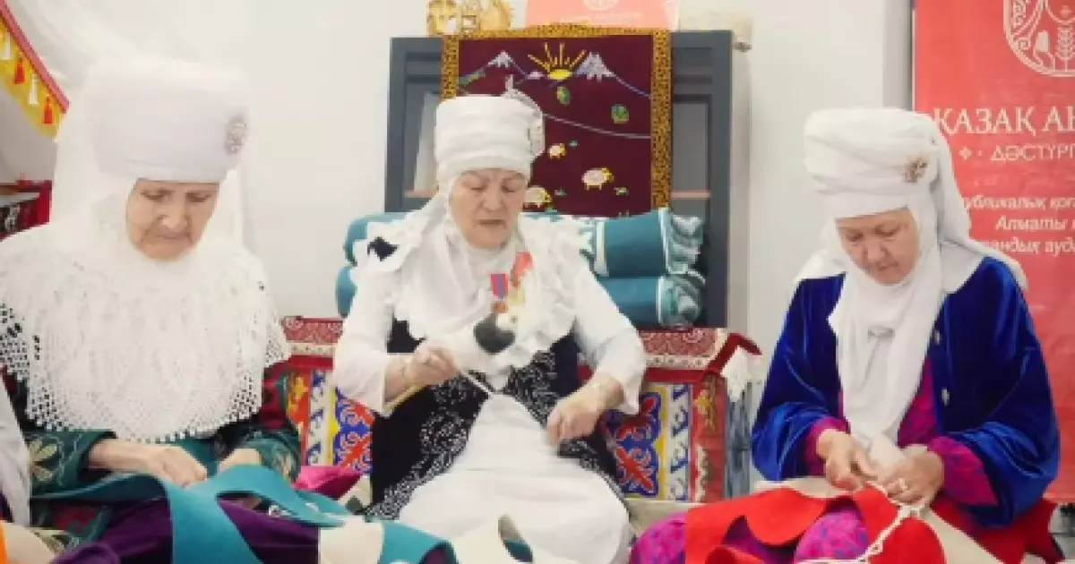  Алматыда әжелер ұзындығы 110 метр болатын сырмақ сырып жатыр 