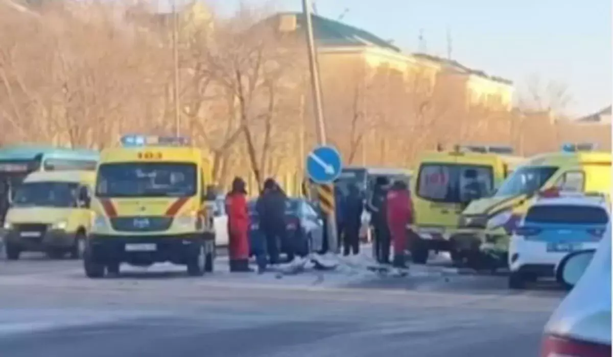 Қарағандыда жедел жәрдем мен жеңіл көлік соқтығысып қалды: бірнеше адам зардап шекті