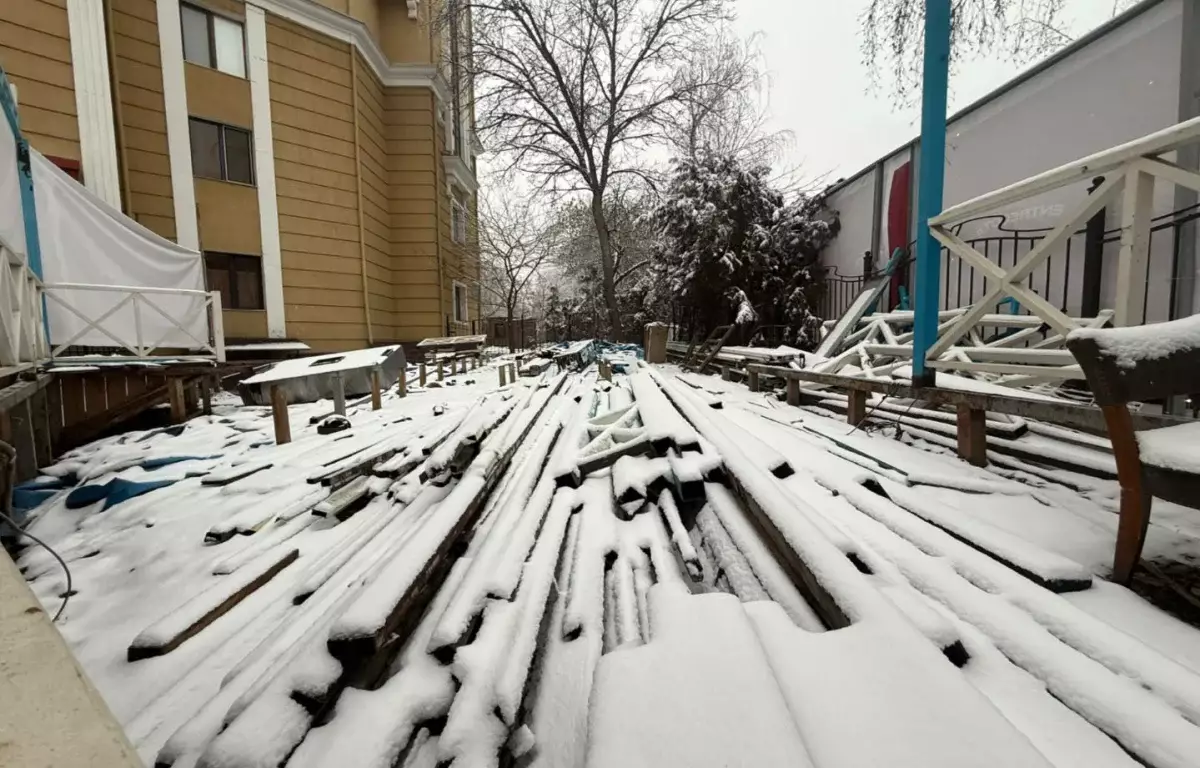 Летнюю террасу ресторана в центре Алматы снесли по решению суда