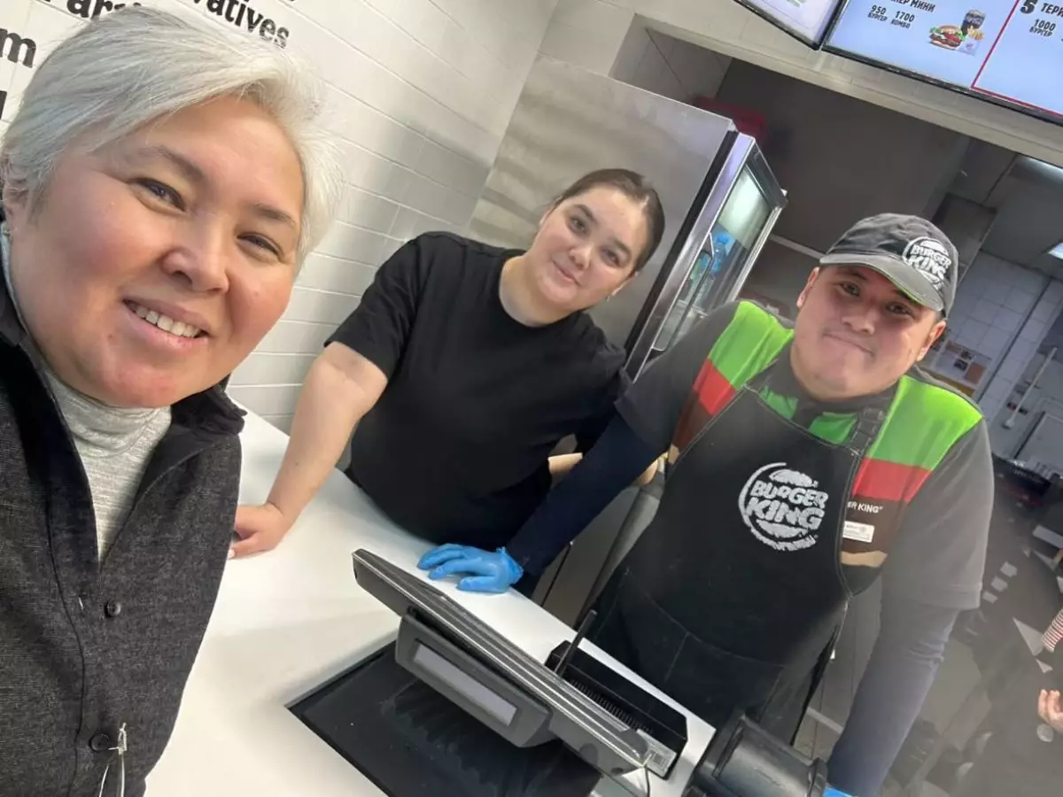 Burger King Kazakhstan-да жанжал шықты: Аутизмі бар қызметкердің анасы басшылықты қысым көрсетті деп айыптады