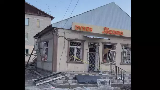 Взрыв в сельском магазине Казахстана ранил трех человек.