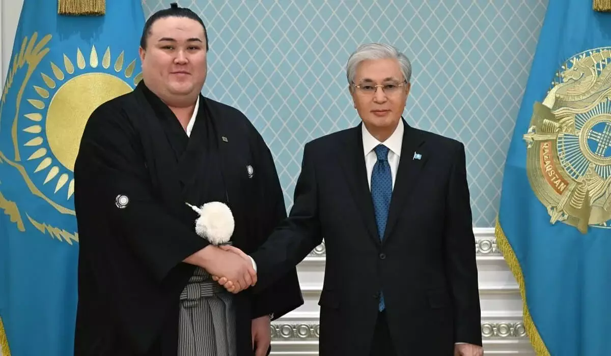 Токаев встретился с казахстанским сумоистом Ерсином Балтагулом