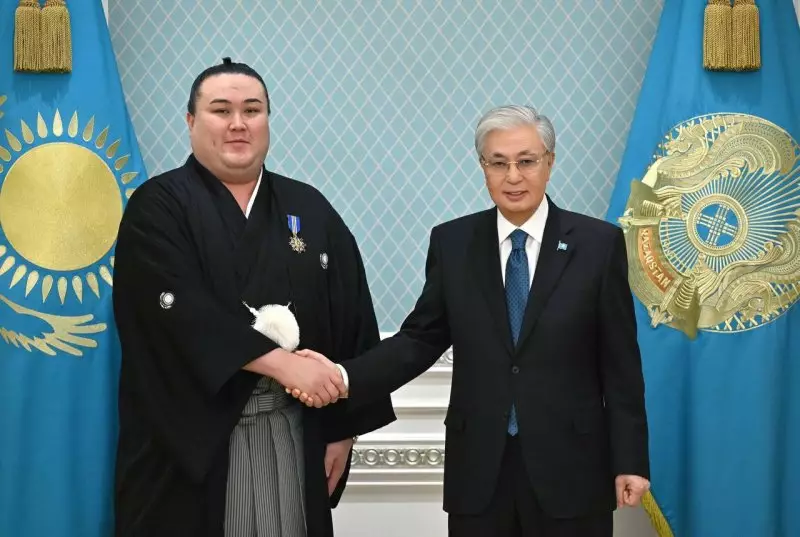 Казахстанский сумоист привлёк внимание императора Японии