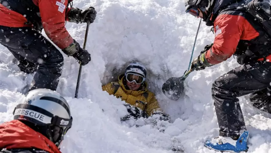 В горах Алматы сноубордиста засыпало лавиной вне трассы
