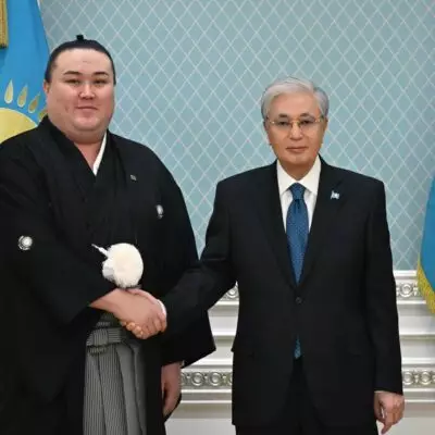Глава государства встретился с казахстанским сумоистом Ерсином Балтагулом