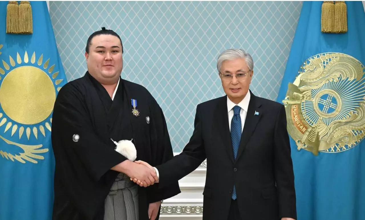 Тоқаев спорт саласындағы елеулі еңбегі үшін сумошы Ерсін Балтағұлды ІІ дәрежелі "Барыс" орденімен марапаттады