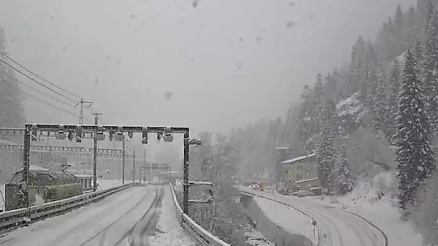 В Швейцарии сошел с рельсов поезд