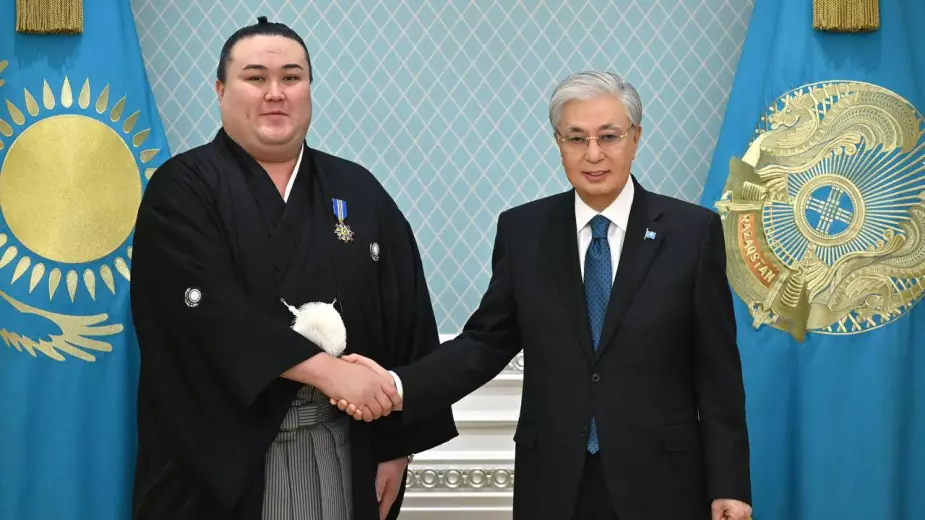 Касым-Жомарт Токаев наградил орденом казахстанского сумоиста