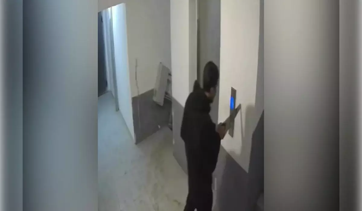 Мужчина пугал пилой жильцов многоэтажки в Атырау