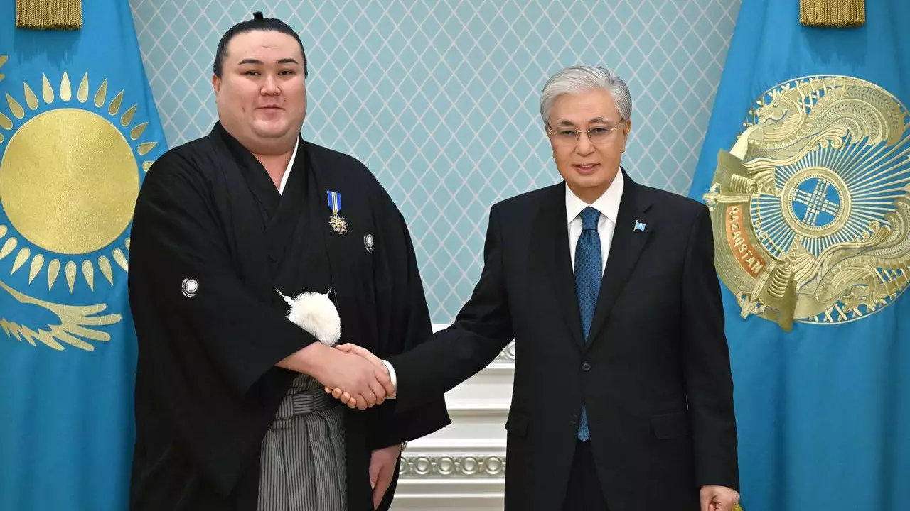 «Қазақтың атын шығарып, еліміздің беделін биіктетіп жүрсіз»: Президент сумошы Ерсін Балтағұлды «Барыс» орденімен марапаттады 