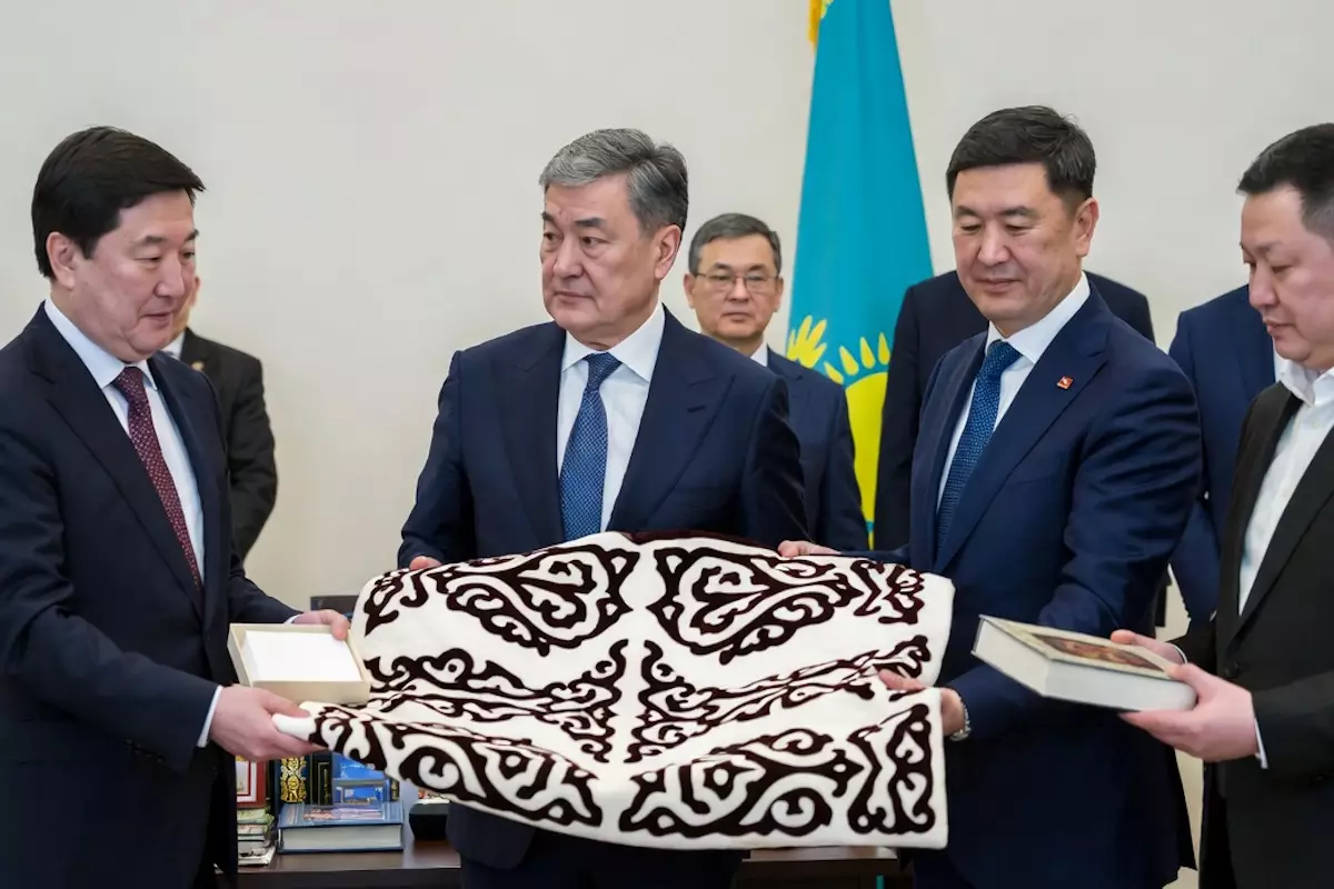 Казахстанские госслужащие сдали государству 154 подарка