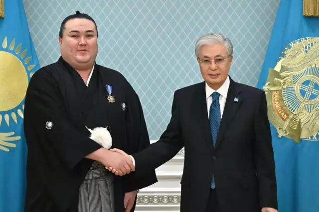 Тоқаев қазақтан шыққан тұңғыш кәсіби сумо шеберін "Барыс" орденімен марапаттады