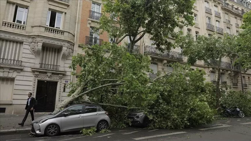 "Қызыл дабыл": Францияны "Нильс" дауылы әбігерге салды