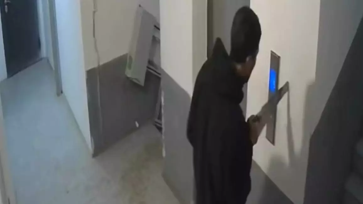 Түнгі дүрбелең: Атырауда ағаш кесетін арамен жүрген ер адам тұрғындарды шошытты