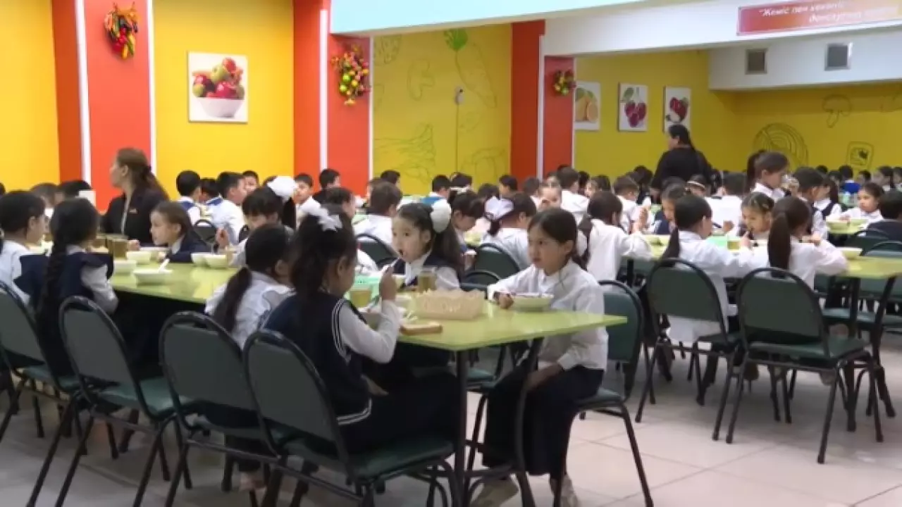 Стоимость школьного питания пересмотрят в Казахстане