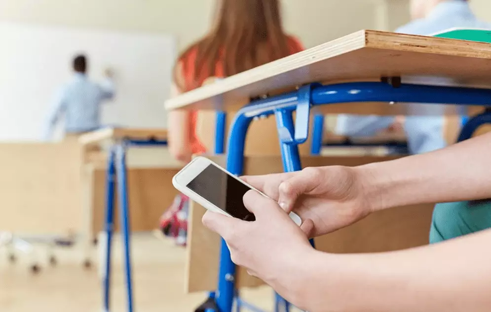 В Казахстане планируют запретить смартфоны в школах