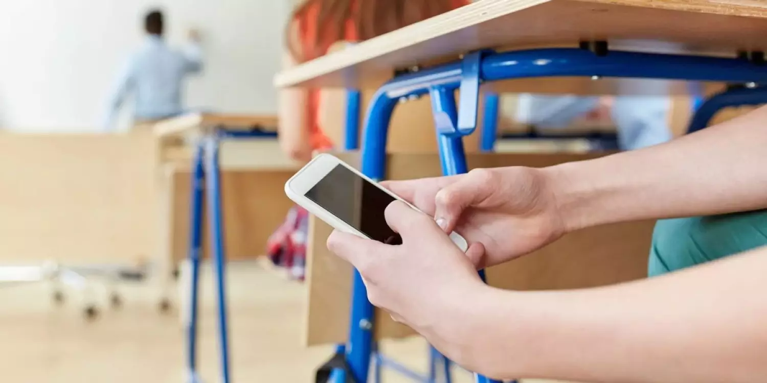 Қазақстанда мектеп оқушыларына смартфон қолдануға толық тыйым салынбақ