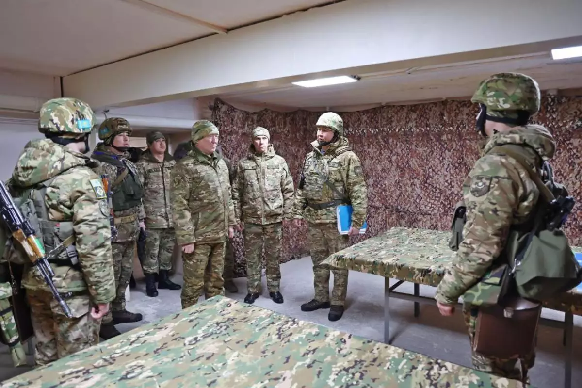 Кенеттен тексеру: Қорғаныс министрі Дәурен Қосанов әскери бөлімдерді тексерді