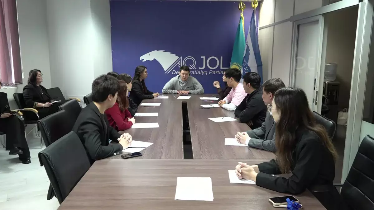 Конституция жобасы: Алматыда партия өкілдері студенттермен кездесті