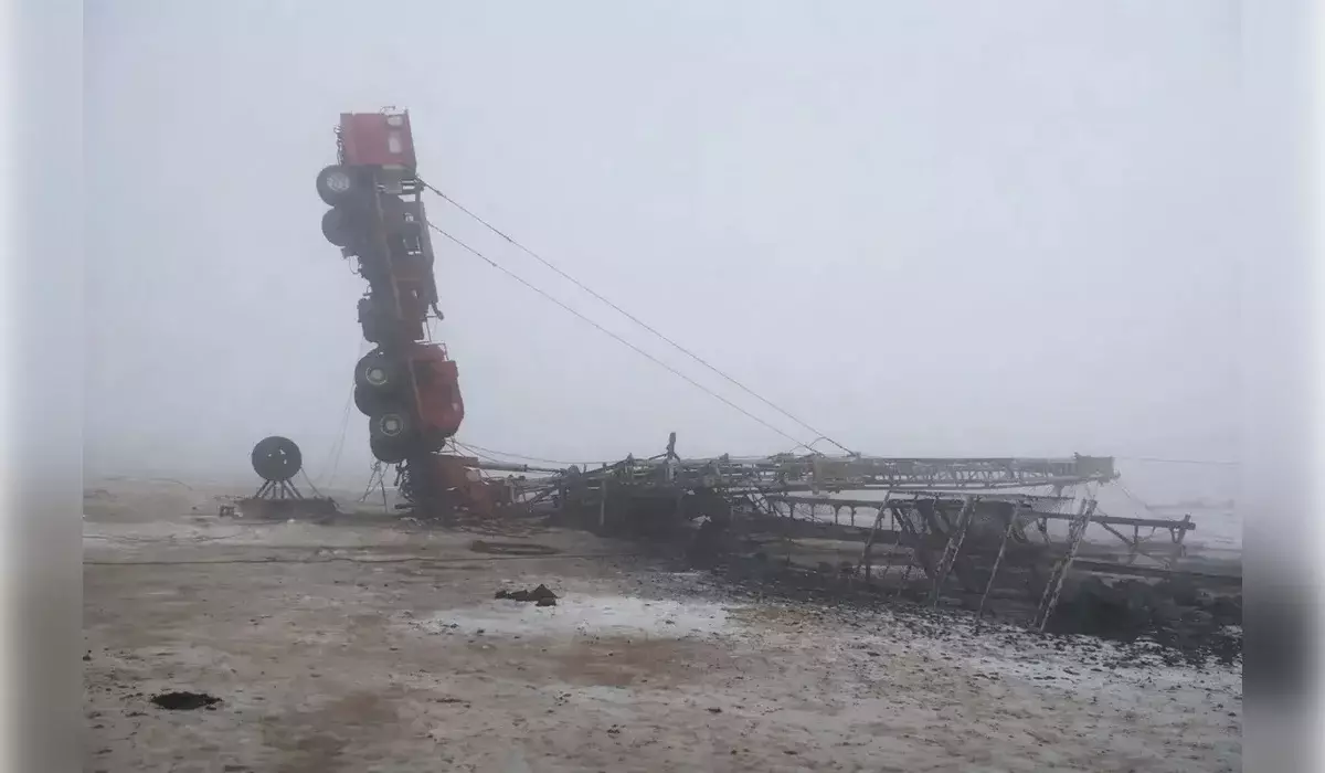 Самоходный подъемник опрокинулся на месторождении в Мангистау