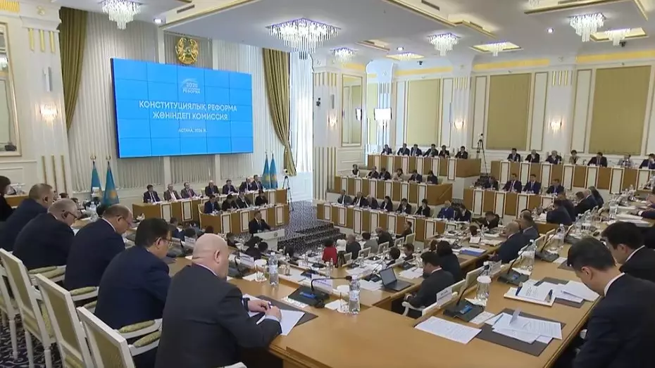 Как изменения в Конституции могут повлиять на политическую систему?