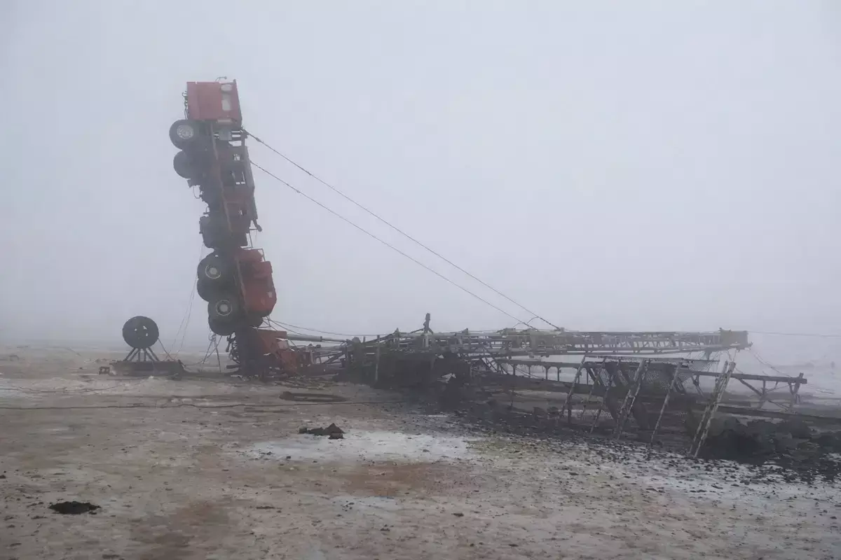 Самоходный подъёмник перевернулся на нефтяном месторождении в Мангистау - новости на Lada.kz 16.02.2026