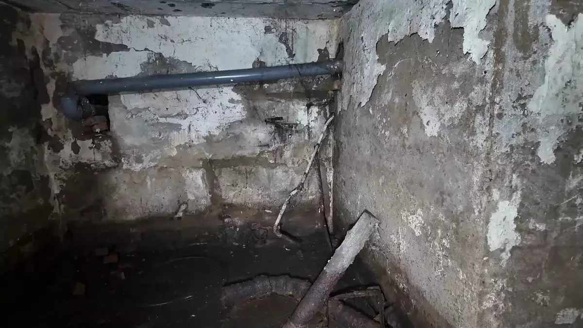 Зловоние и смрад: бомбоубежище в подвале пятиэтажки превратилось в угрозу для жильцов