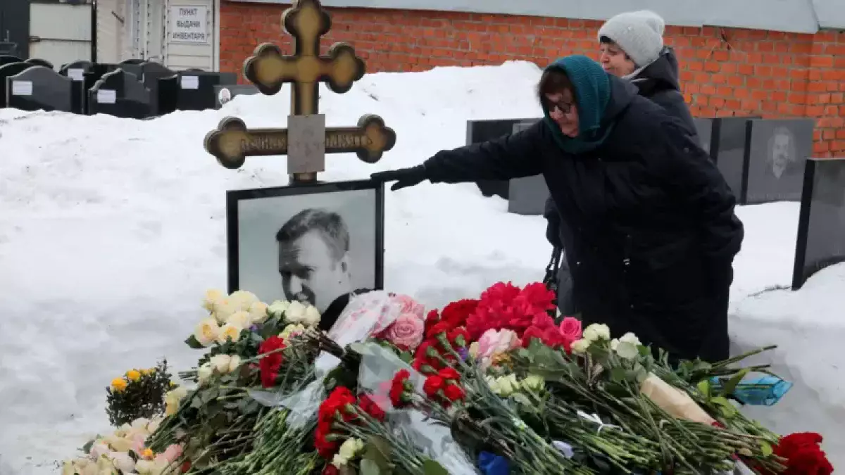 Два года назад погиб Алексей Навальный: люди в России несут цветы на его могилу