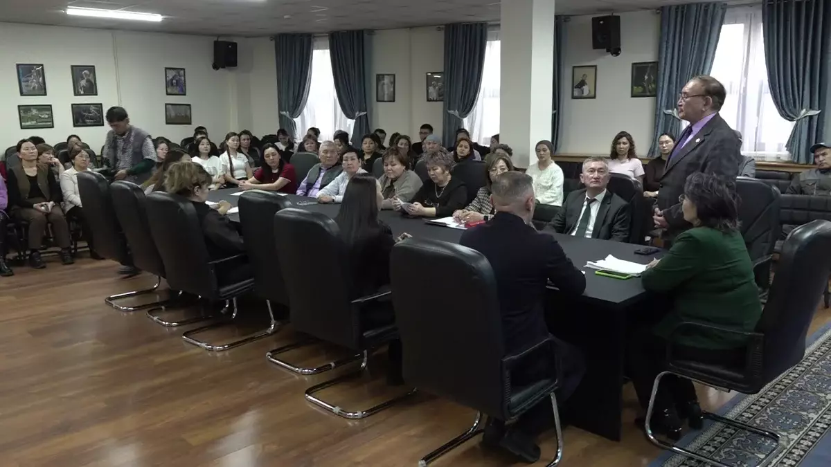 Алматыда қалалық коалиция мүшелері мемлекеттік мұрағат қызметкерлерімен кездесті