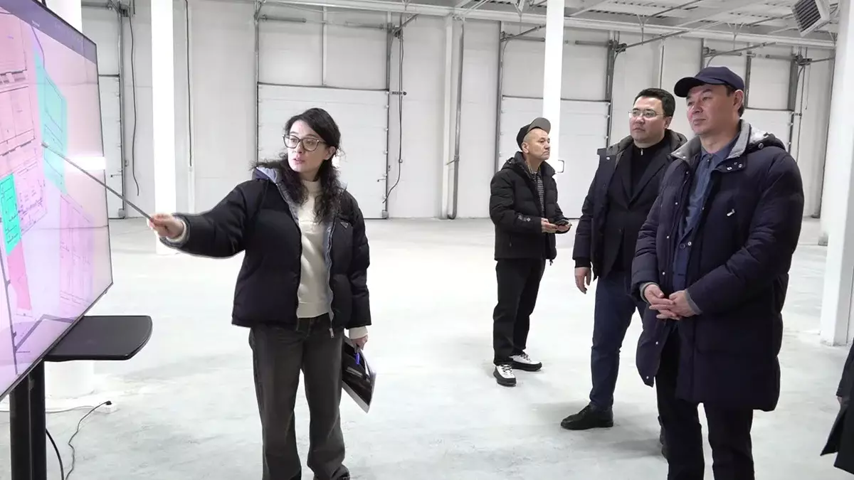 Дархан Сатыбалды ознакомился со строительством полностью автоматизированного склада