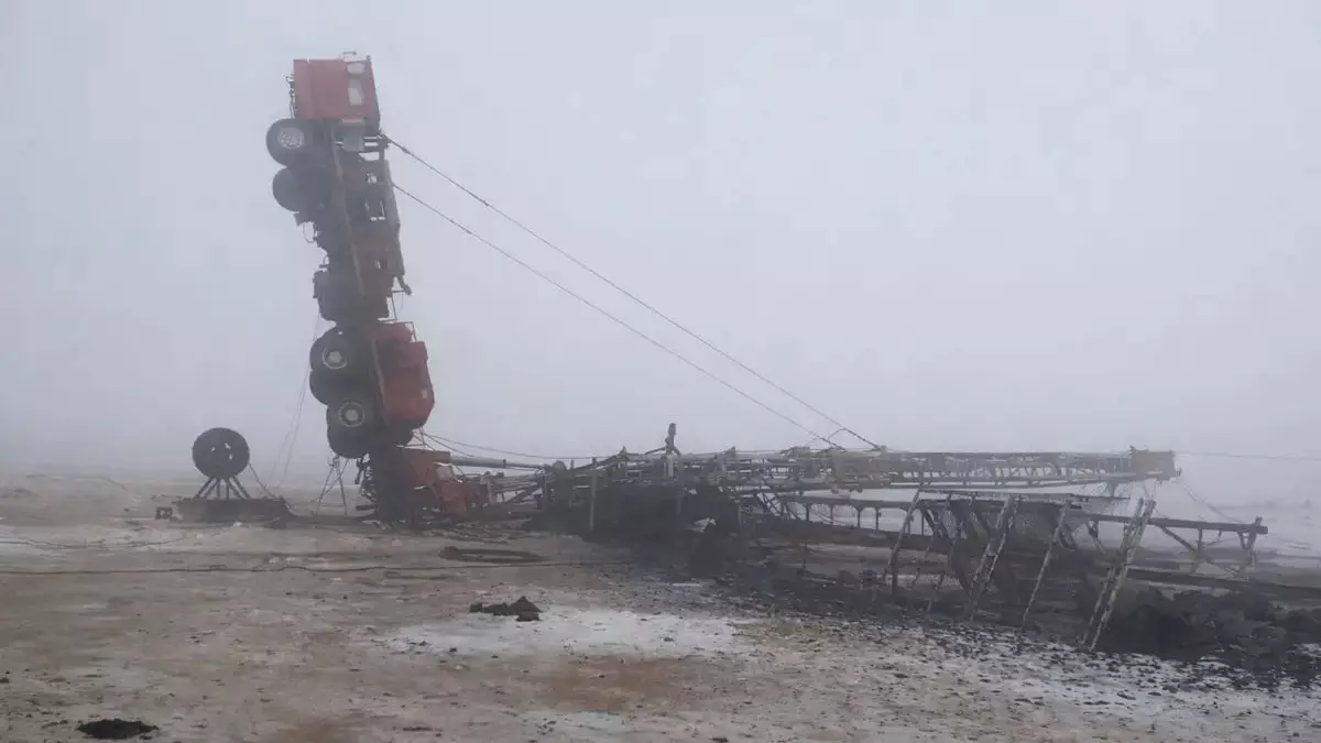 На месторождении Каракудук в Мангистау опрокинулся самоходный подъемник