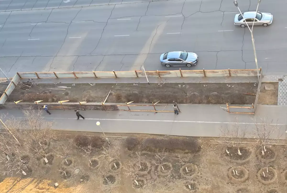 Ограждение на тротуаре: в 10 микрорайоне Актау стройка «подвинула» пешеходов - новости на Lada.kz 16.02.2026