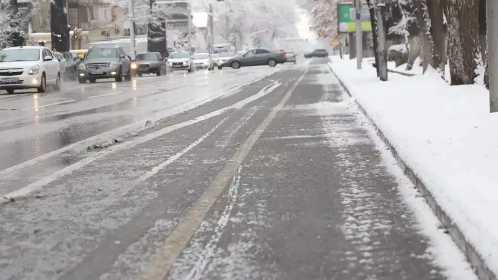 Осадки, туман и гололёд: штормовое предупреждение объявлено по всему Казахстану