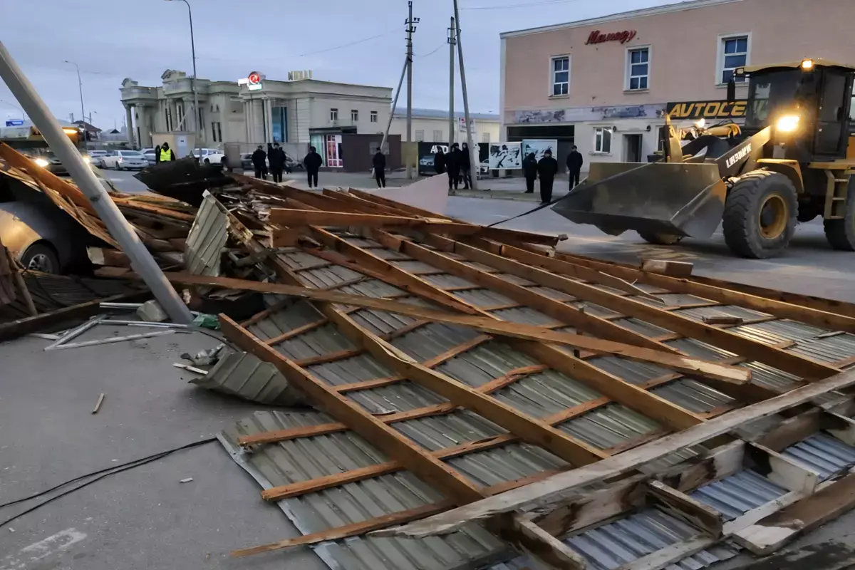 Кровля ТЦ рухнула из-за ветра в Баскудуке: видео последствий появилось в Сети - новости на Lada.kz 16.02.2026