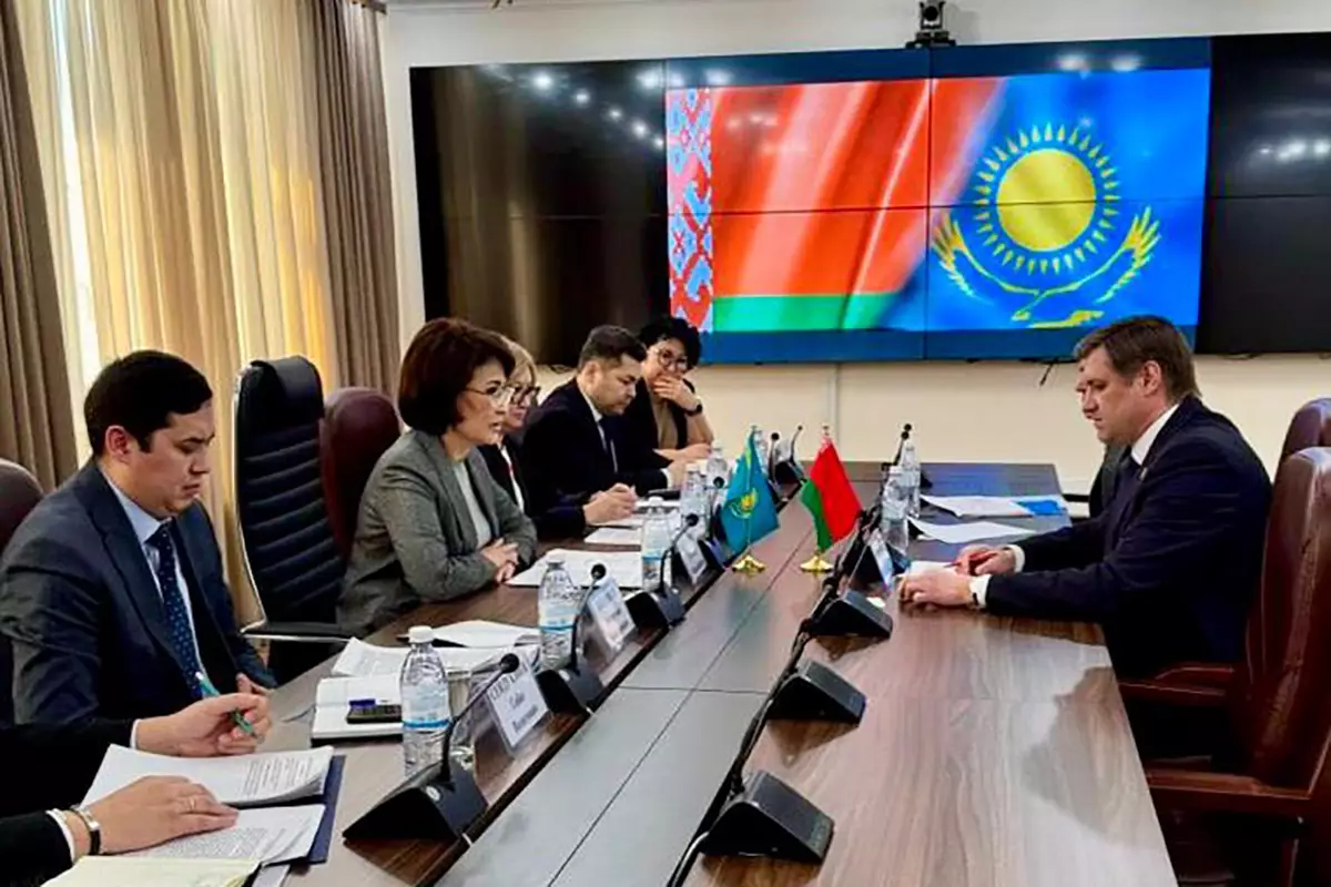 Посол Беларуси и глава Минздрава Казахстана обсудили перспективы поставок медицинских препаратов.