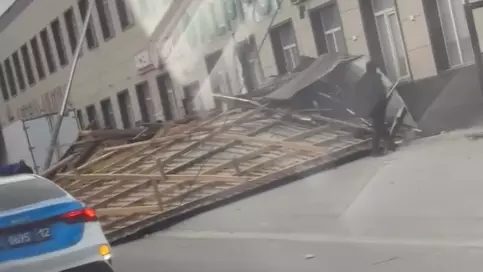 Маңғыстауда қатты жел сауда орталығының шатырын ұшырып әкетті