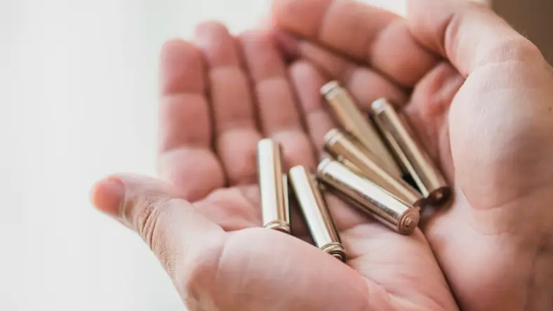 Ұлыбританияда депортациядан қашқан мигрант батарея жұтып қойды