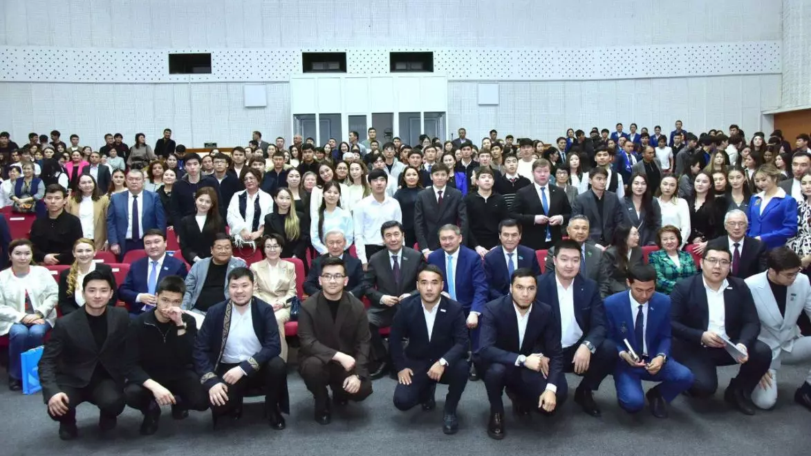 Жаңа технологиялар – экономиканың қозғаушы күші: Министр студенттермен кездесті