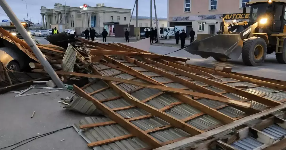  Маңғыстауда қатты жел сауда орталығының шатырын ұшырып әкетті 