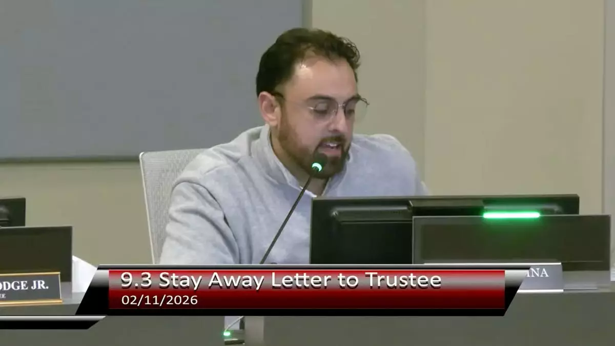 Члена школьного совета в Калифорнии временно отстранили от посещения школы после конфликта с директором из-за протестов против ICE.