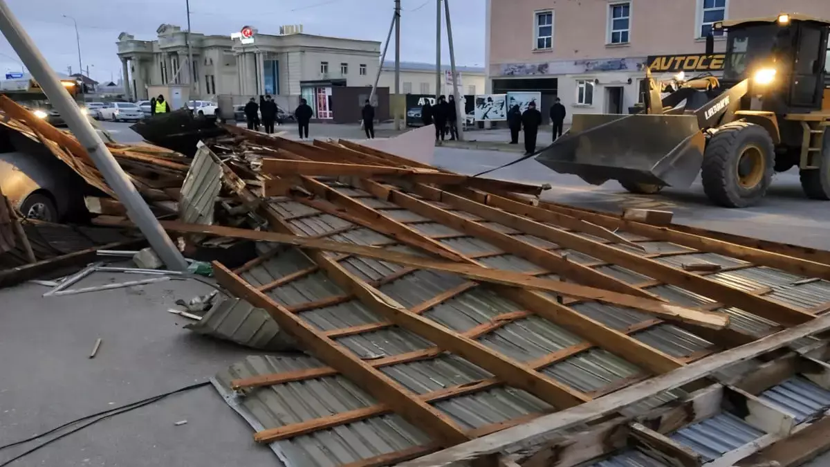 Ветер сорвал кровлю торгового центра в Мангистауской области