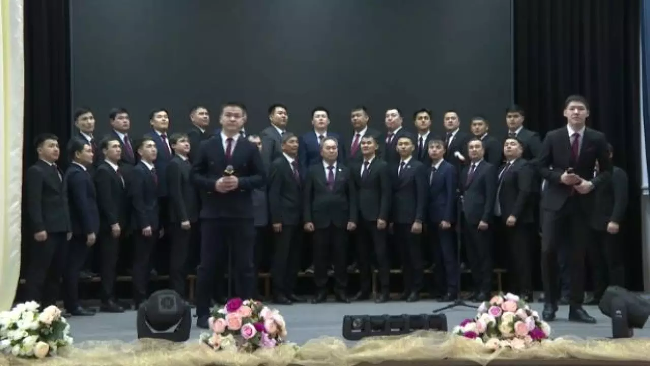 Ақшұқырдың тек ер мұғалімдерінен құралған хор талайды тамсандырды