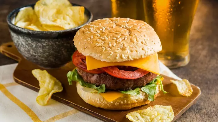 Руководителя Burger King в Алматы отстранили после скандала