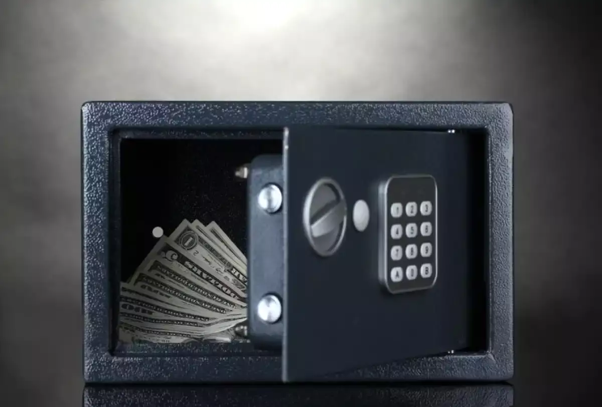 Немересі әжесінің сейфін бұзып, 7 млн теңге ұрлаған