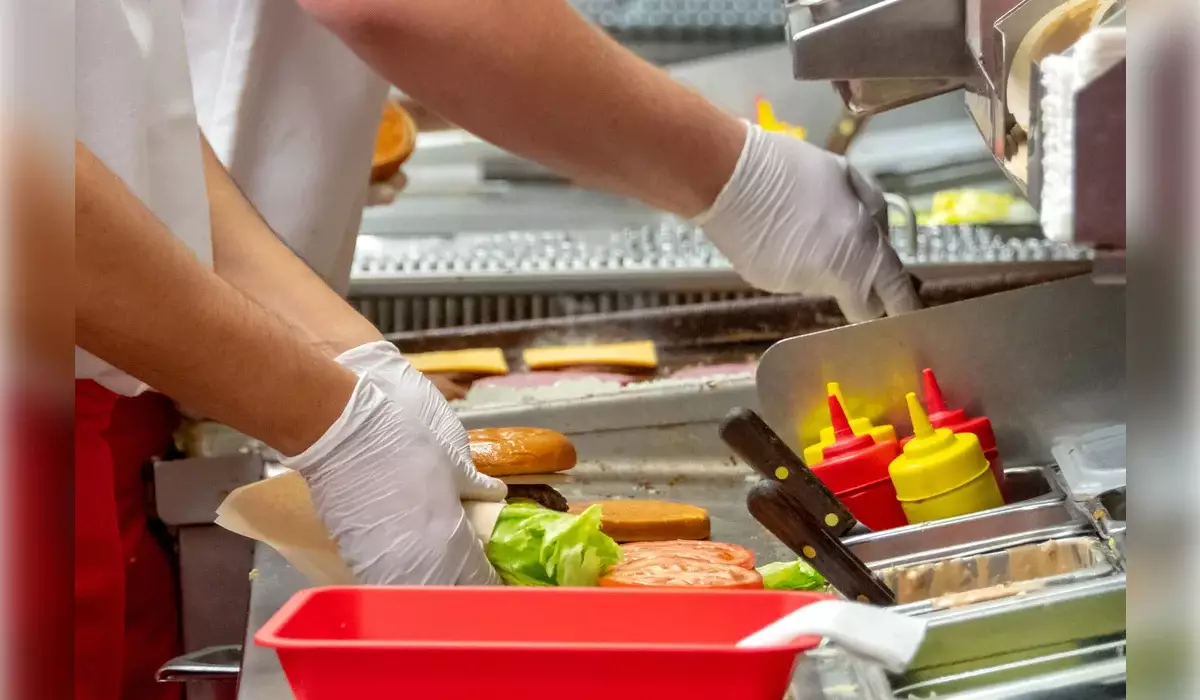 Руководителя Burger King в Алматы отстранили после увольнения работника с аутизмом